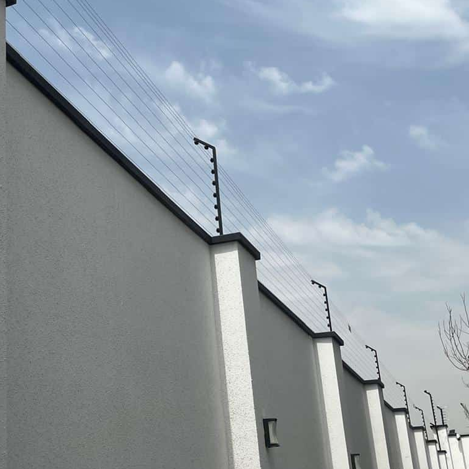 اجرای فنس الکترونیک با ولتاژ بالا برای امنیت باغ و ویلا